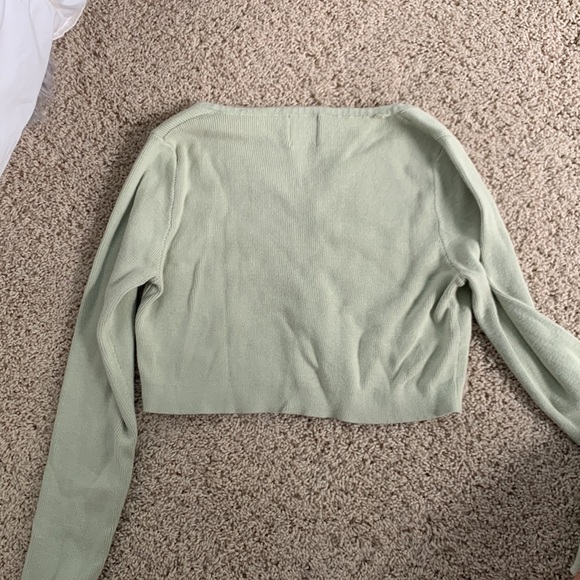 Princess polly sage colored crop top w buttons. - Picture 2 of 4